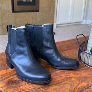 NATURALIZER black ankle bootie